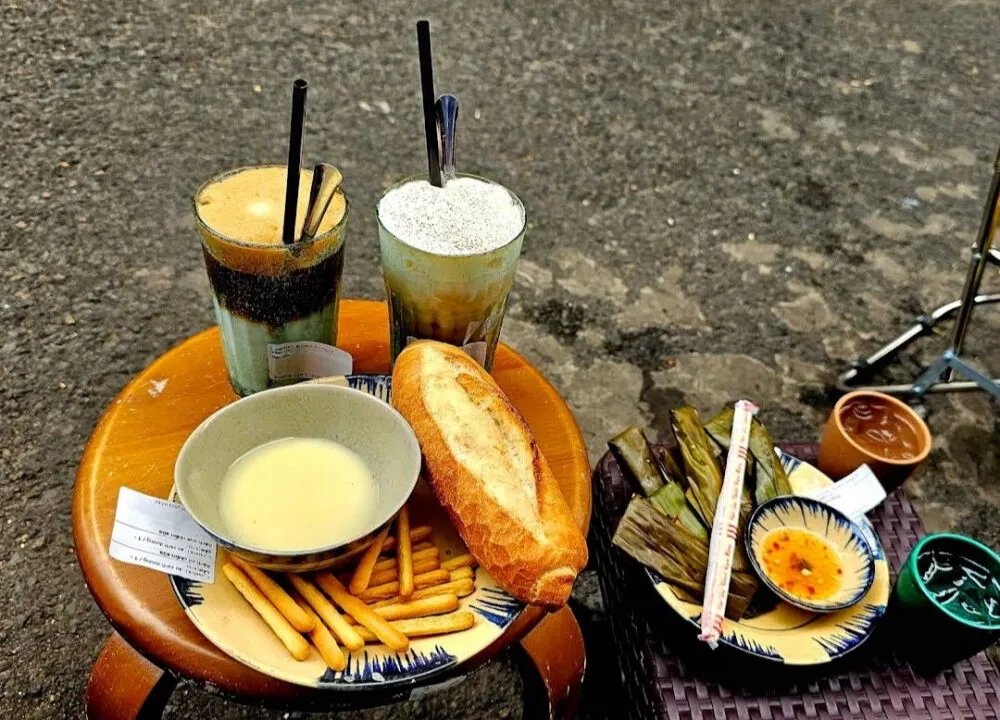 Cà phê bệt có gì mà giới trẻ TP.HCM mê đến thế?