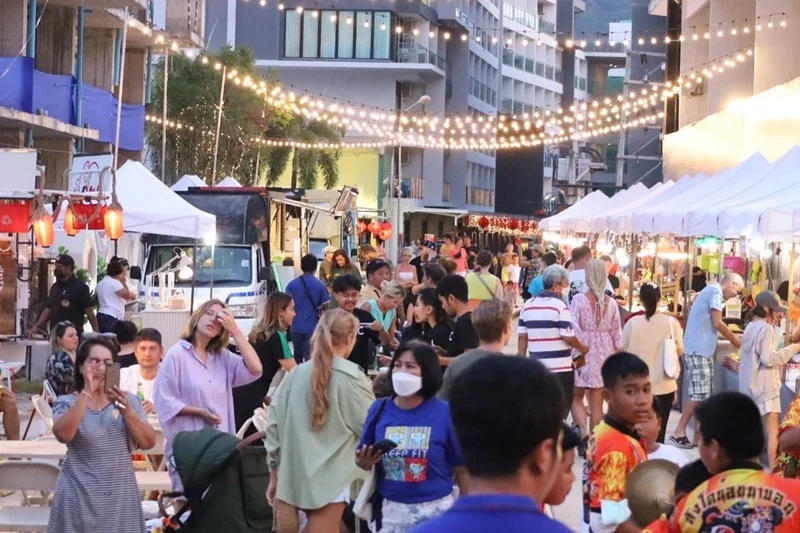 Kata Walking Street – Bức tranh đêm sôi động ở Phuket