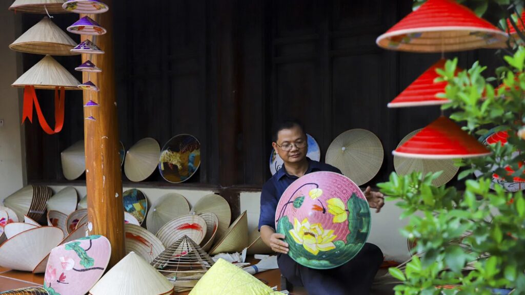Tự Tay Làm Nón Lá Tại Triển Lãm “Hoa Dưới Vành Nón”