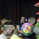 Tự Tay Làm Nón Lá Tại Triển Lãm “Hoa Dưới Vành Nón”