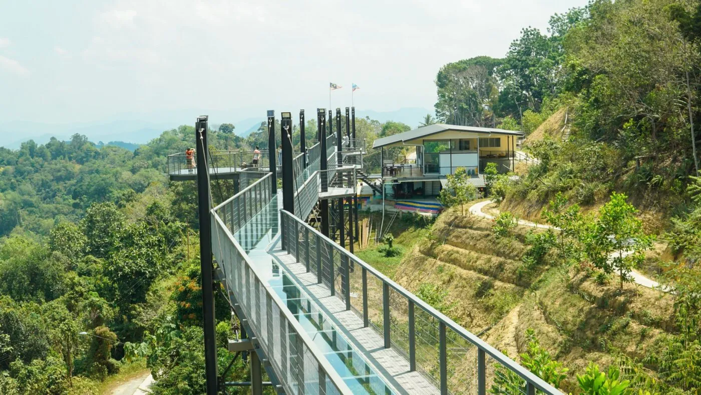 Đi bộ trên cầu kính đầu tiên và dài nhất Malaysia – Trải nghiệm không thể bỏ lỡ