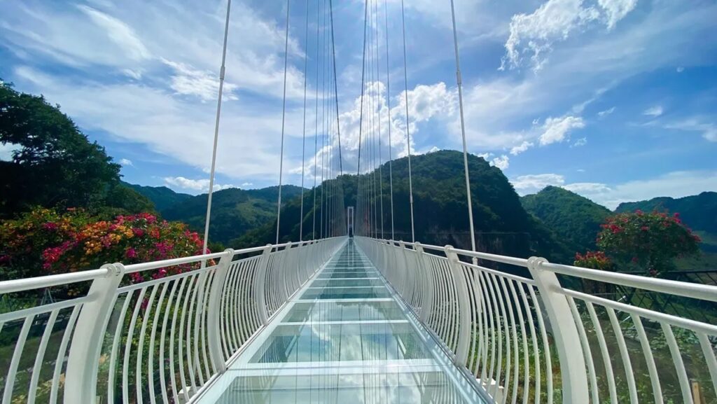 Đi bộ trên cầu kính đầu tiên và dài nhất Malaysia – Trải nghiệm không thể bỏ lỡ