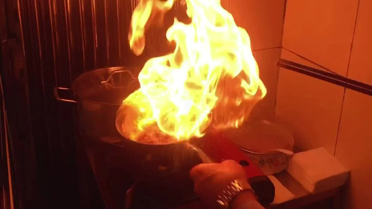 Quán bún bò “múa lửa” của cụ ông trong ngõ nhỏ Hà Nội – 8 điều bạn không thể bỏ lỡ