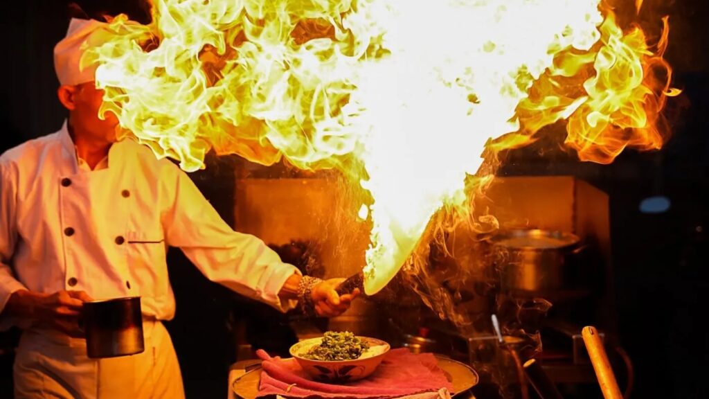 Quán bún bò “múa lửa” của cụ ông trong ngõ nhỏ Hà Nội – 8 điều bạn không thể bỏ lỡ