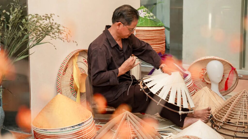 Tự Tay Làm Nón Lá Tại Triển Lãm “Hoa Dưới Vành Nón”